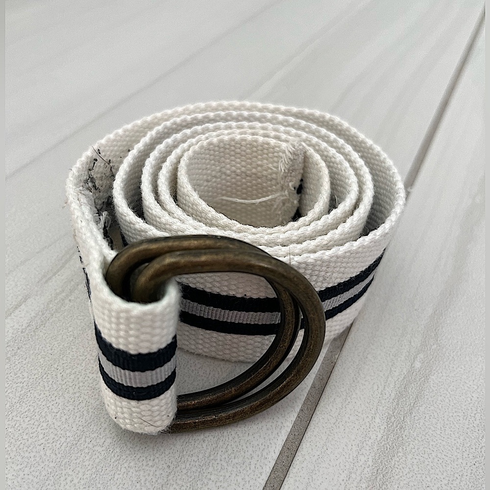 D-ring belt with white, black, & gray stripes.